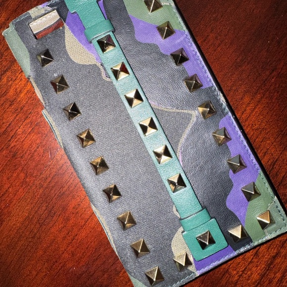 Valentino Garavani Rock studded Cell Phone Case with secure handle strap - Picture 11 of 14